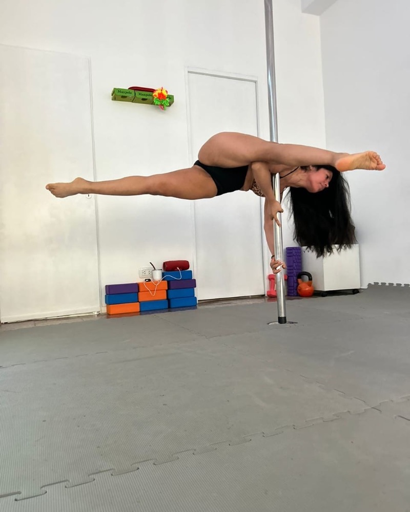 Vero Marenco en un split horizontal sostenida del caño
